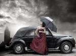 Femeie cu o umbrelă lângă o mașină - F-025