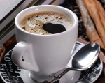 O ceașcă de cafea neagră pe masă - F-031b