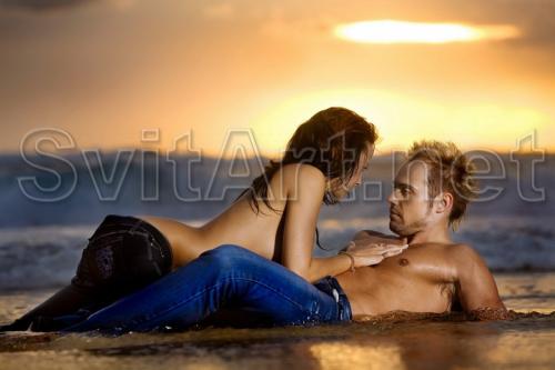 Falling in love ashore sea - F-028